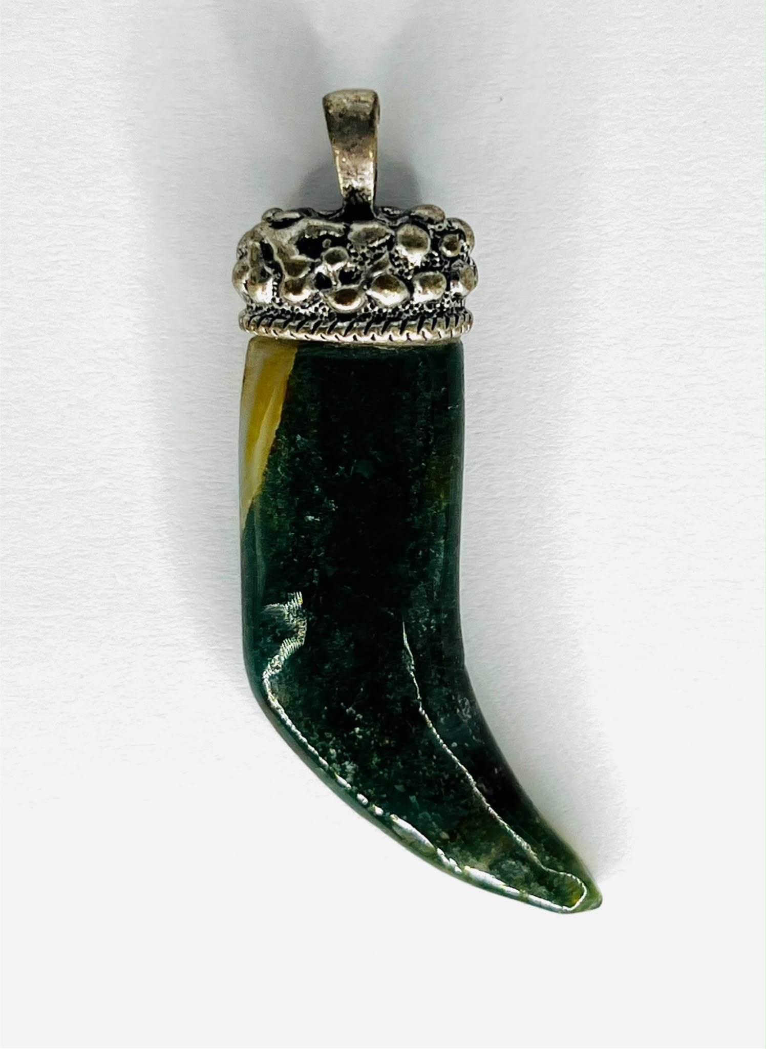 COLGANTE COLMILLO JADE OCEANICO