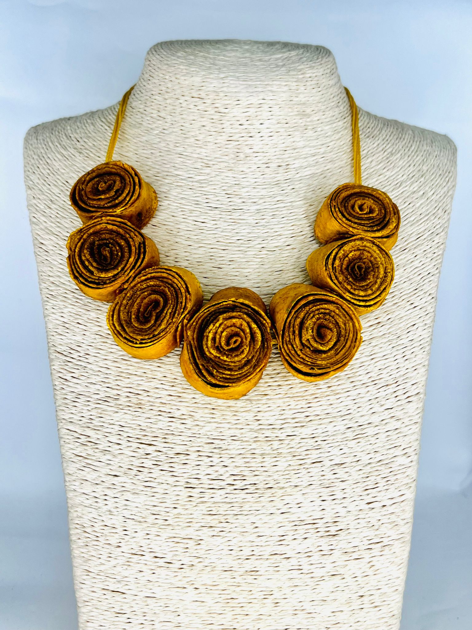 COLLAR GARGANTILLA DE ROSAS MOSTAZA