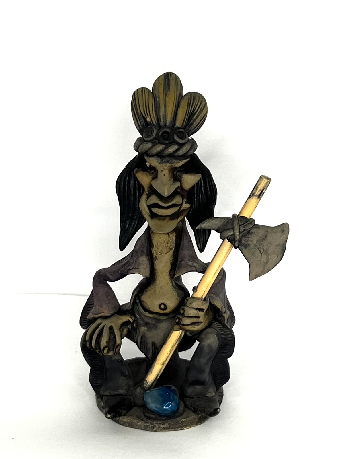 FIGURA DE GUERRERO TRIBAL CON HACHA CEREMONIAL
