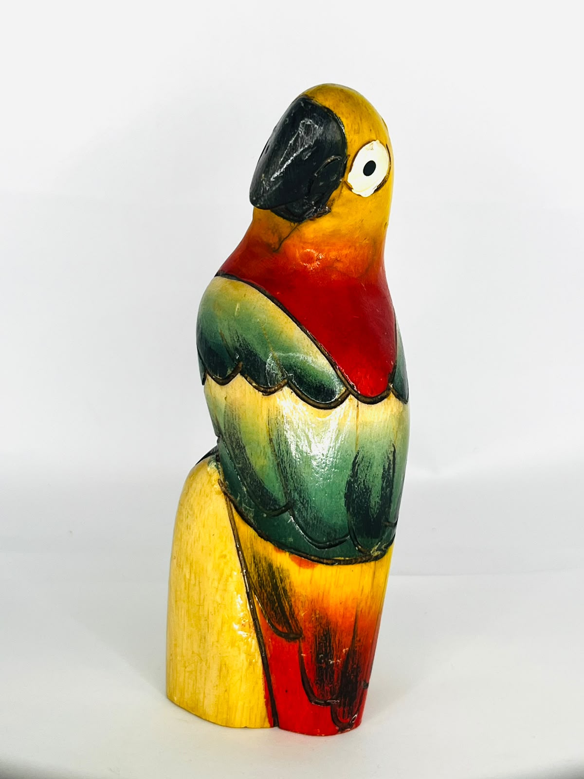 FIGURA ARTESANAL DE LORO TROPICAL EN MADERA