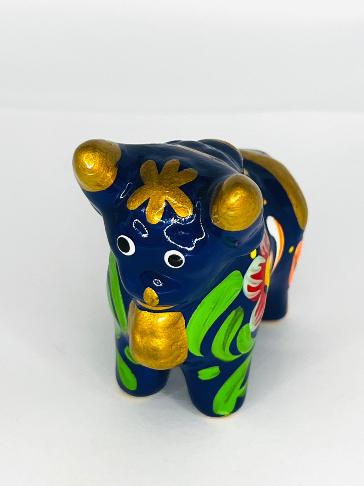 TORITO DE PUCARÁ ARTESANAL AZUL Y DORADO