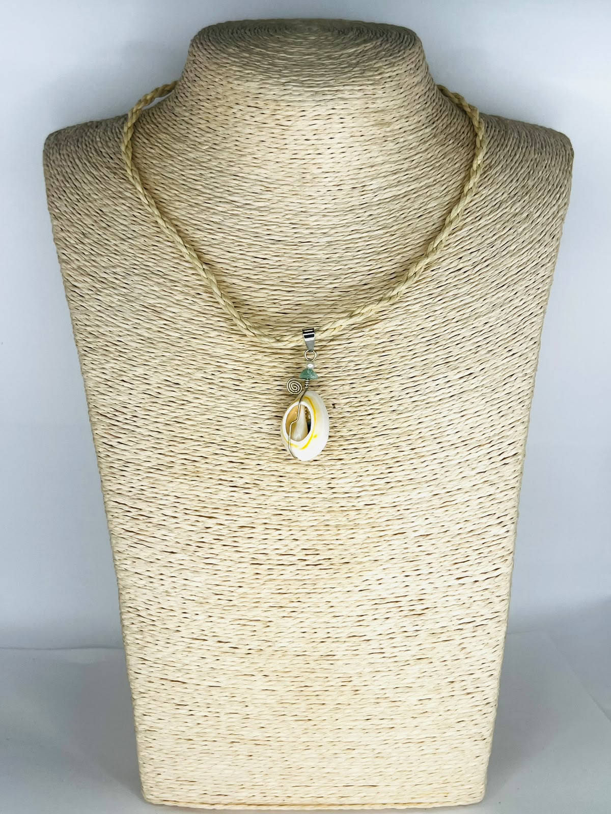 COLLAR GARANTILLA MINIMALISTA DE CONCHA CAURI