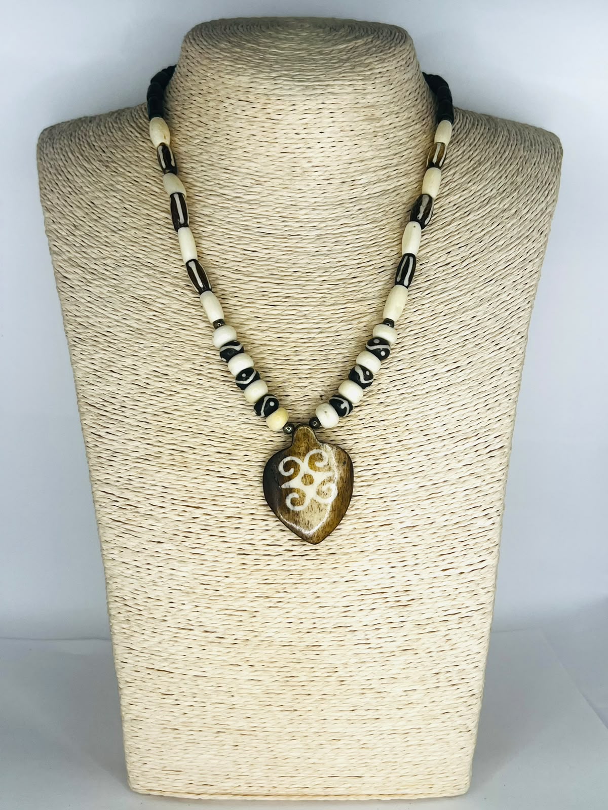 COLLAR TRIBAL DE HUESO BATIK CON COLGANTE DE CORAZÓN