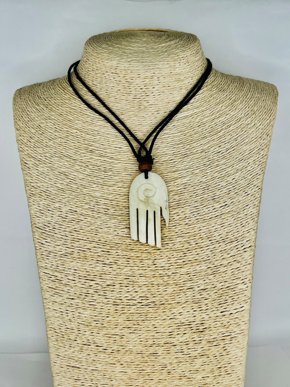 COLLAR CON AMULETO TRIBAL MANO DE JAZMÍN EN HUESO TALLADO