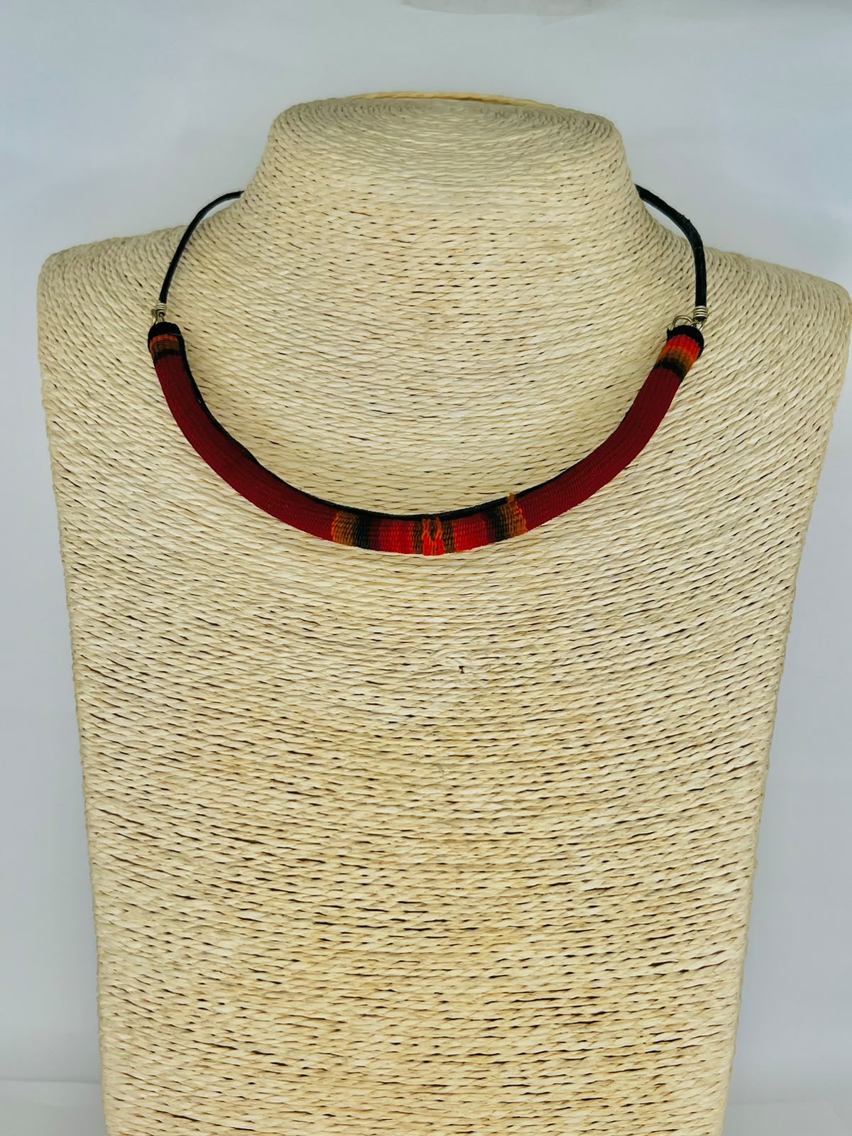 COLLAR CHOKER RÍGIDO CON DISEÑO ÉTNICO Y TEXTIL EN TONOS TERRACOTA