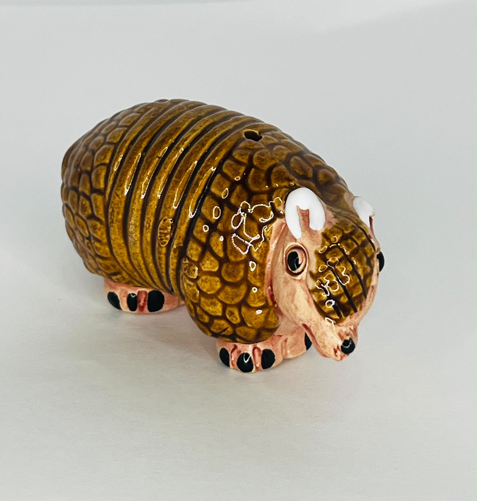 DIJE ARMADILLO EXÓTICO DE CERÁMICA