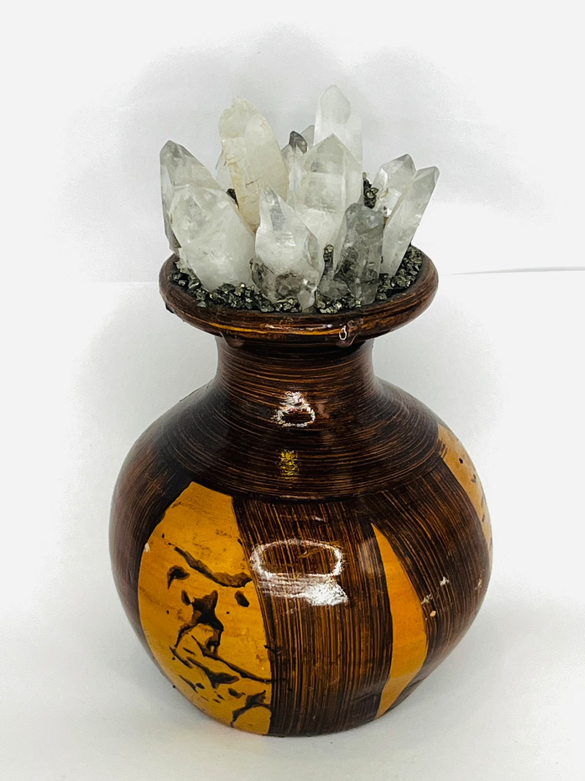 JARRÓN ARTESANAL DE CERÁMICA CON CORONA DE CUARZO BLANCO